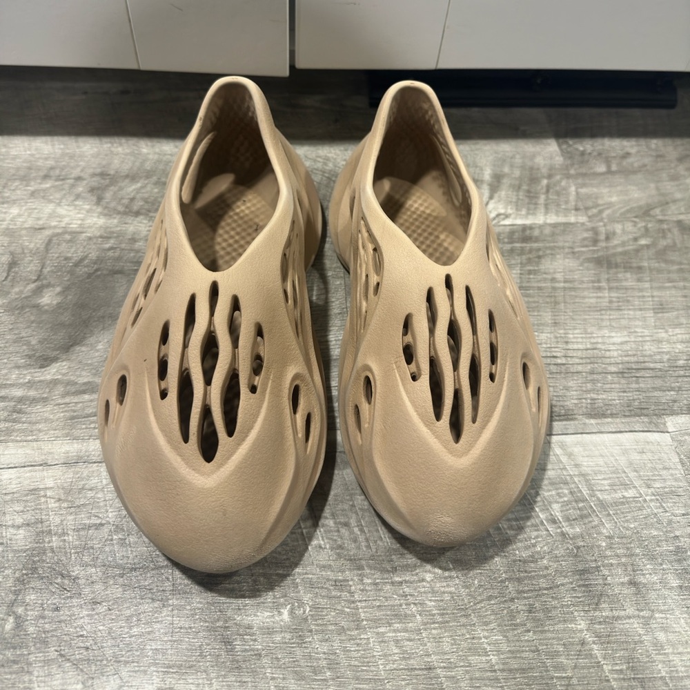 adidas Yeezy Foam RNNR
Ochre